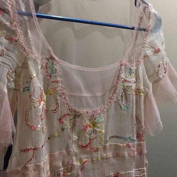 Delicate and airy embroidered top - Picture 2 of 8